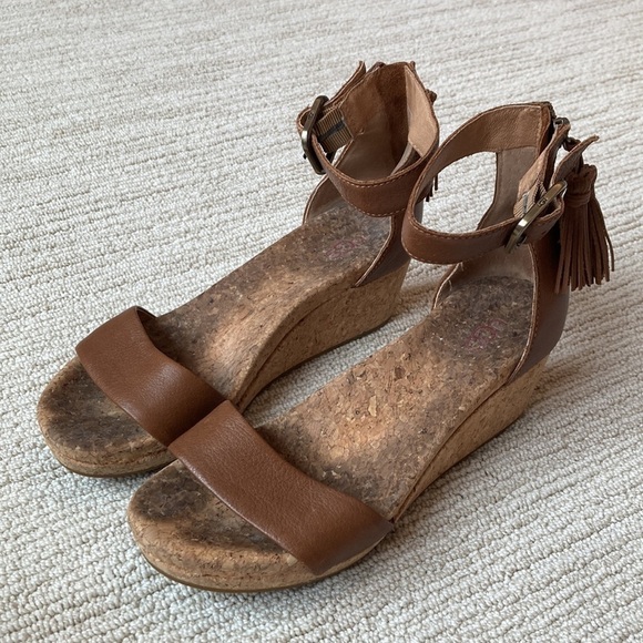 Ugg Zoe Wedge Sandal - Picture 9 of 10
